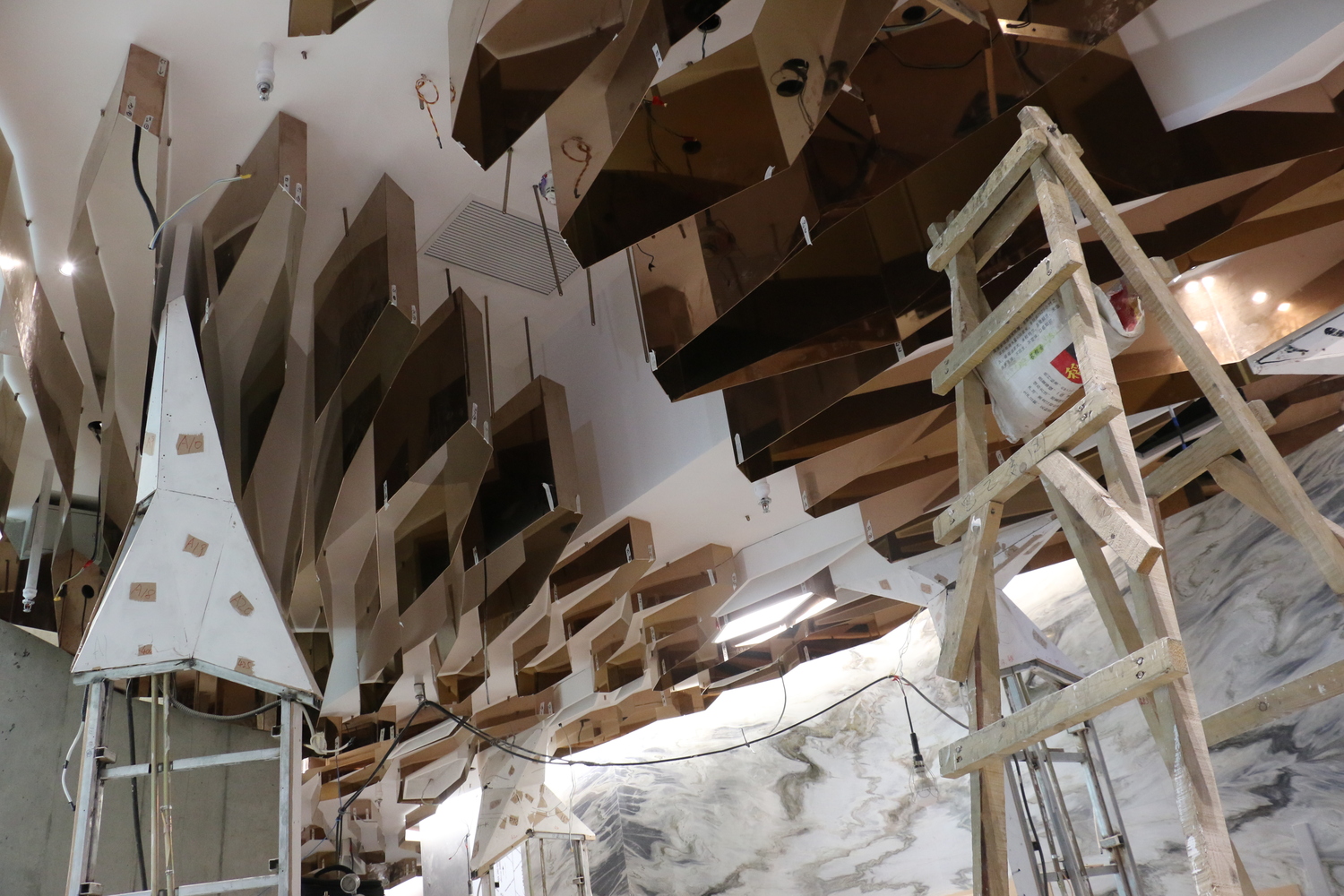 当人们走近这处僻静之地,缥缈的云层叠加于玻璃幕墙之上,环抱整个空间,二维的景像在此折射成为三维空间。