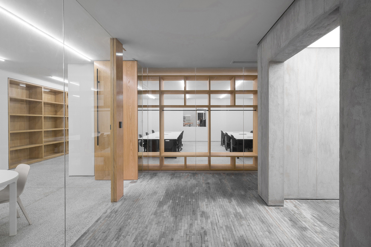 三只随意散落的原木方盒子,与前面的区域围合成一个如自然形成的院落。