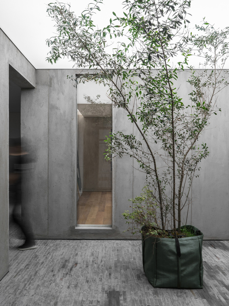 基础空间是一个没有中庭的狭长结构,四周相对封闭,如何缓解人在环境中的焦燥情绪?是设计团队需要解决的实际问题。