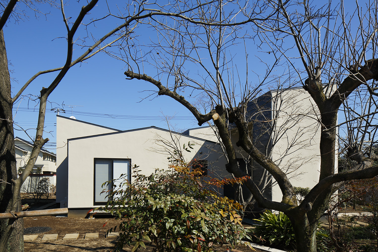 1.这些分开的体块相互咬合。依照这种体块关系,建筑师将室内空间分为“躯干”(即空间的交汇处)和“四肢”(即具有各自独立的使用功能)两种。这样的空间布局让使用者在“躯干”内穿梭时体验到一种耳目一新的空间的节奏感。同时,在使用“四肢”部分的功能时可以放松身心享受私人空间,与其他家庭成员的生活互不干扰。