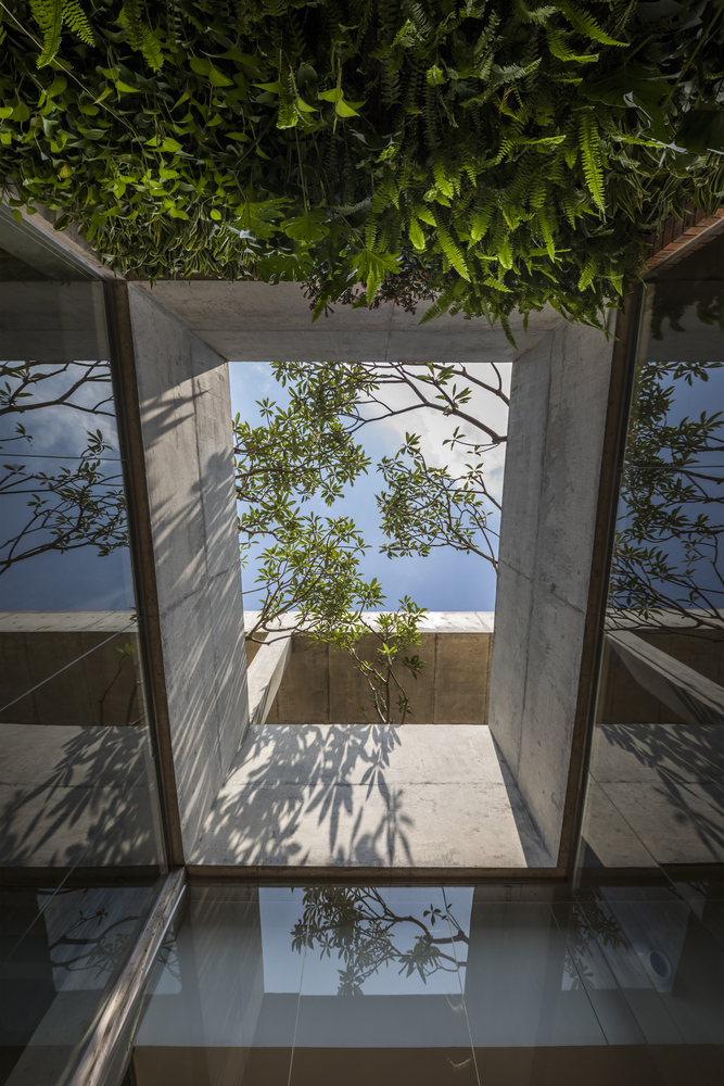 该项目没有使用夸张的材料,所有的调色板材料在当地采的购的同时充分利用该地丰富的资源与劳动力。那些常见的内饰做法,譬如木工,假天花,油漆等在这个项目当中均没有使用。