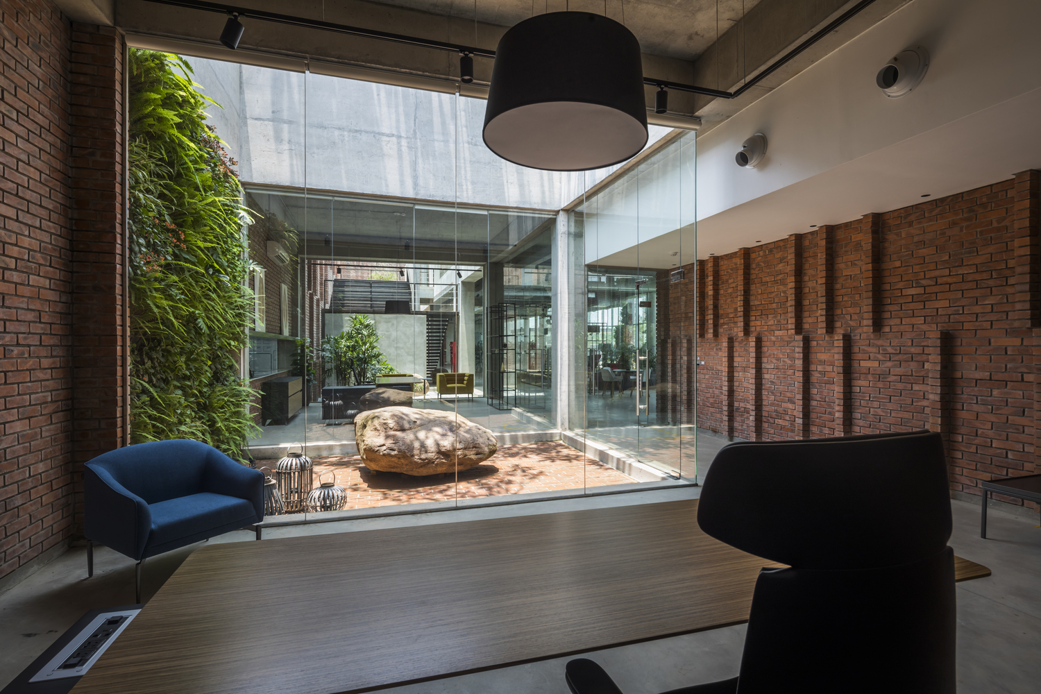 此外,在正立面外部设计师设置了长向的金属穿孔面板(称之为“呼吸墙”)作为装饰,这种做法不仅可以在夏季阻挡眩光,省去了在正面使用百叶窗或窗帘的必要,并且这些不同颜色的面板在原本单调的混凝土外墙上显得格外突出,丰富了立面效果。