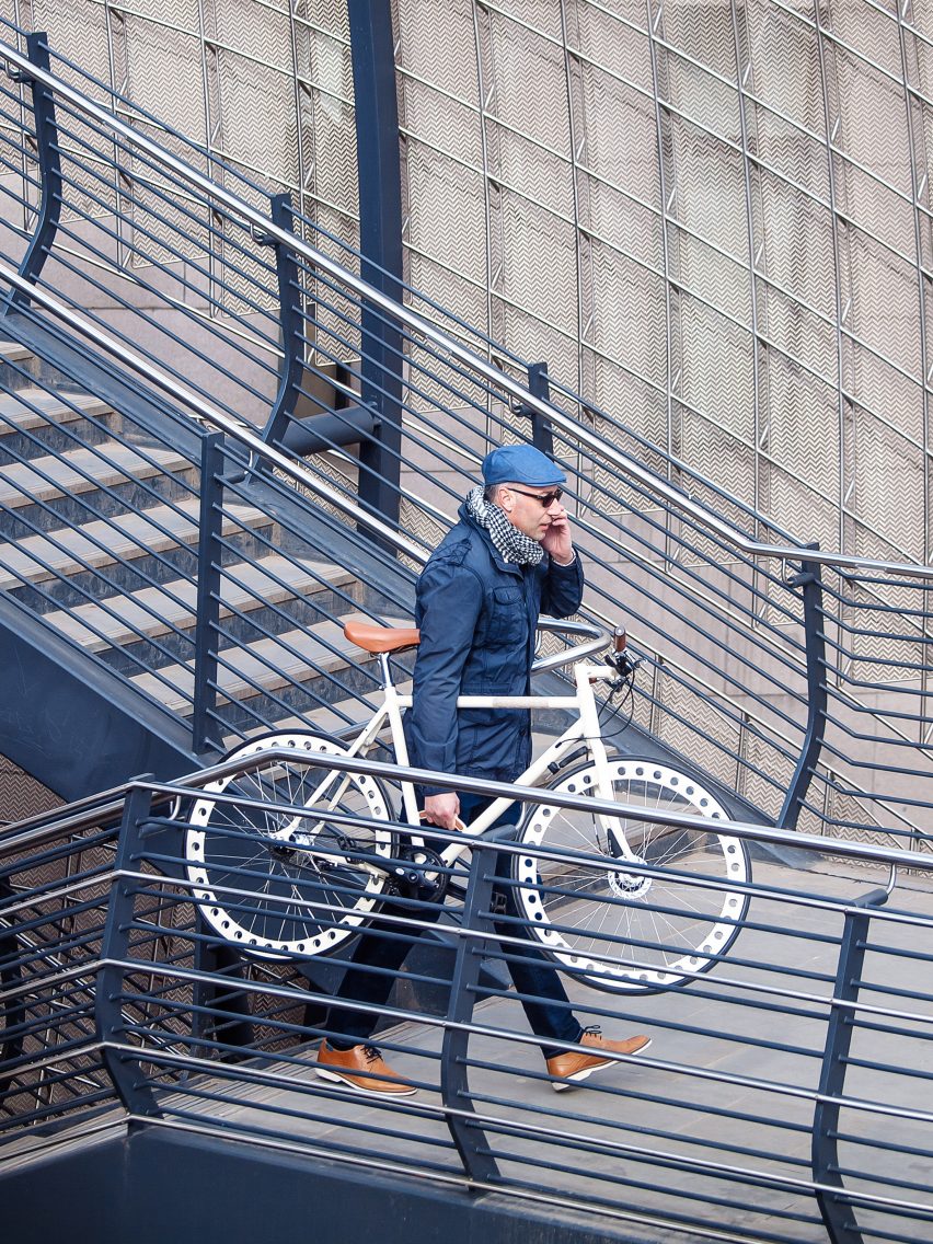 城市化特征Tannus无气轮胎由闭孔聚合物泡沫材料制成,这意味着它们没有内管,因此完全防刺穿。