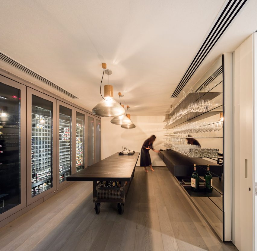 对现有空间进行了各种更新,包括新装饰和灰色木地板。住宅的一个中心是一个双层高的客厅,滑动玻璃门跨越17米,使得空间与花园融为一体