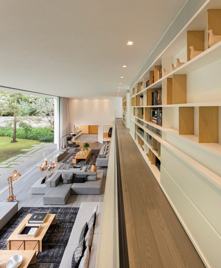 此外,该住宅的建筑面积增加了50%。较低的楼层包括一个工作室,员工宿舍,洗衣房和存储空间。楼上设有卧室和带休息区的夹层楼。楼层由一个新的灰色螺旋楼梯连接,并在原始住宅中设有楼梯。