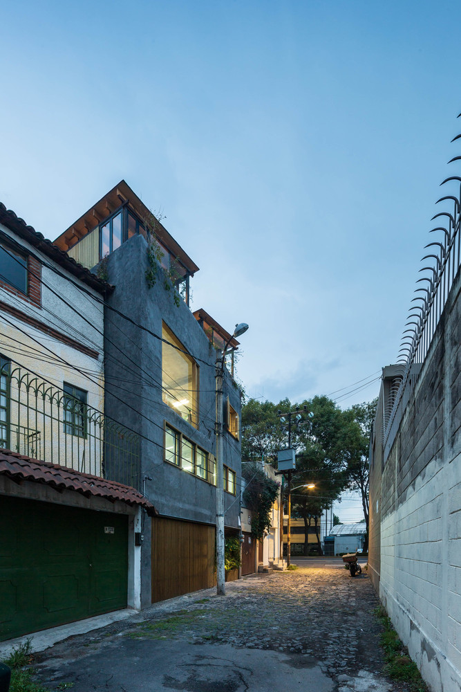 设计的目的是打造一个实验与感觉无处不在的建筑工作室,同时日常生活在这里发生,旧的木匠作坊如刺青般存在于这个焕然一新的地方,它仿佛是这条小巷的新成员。