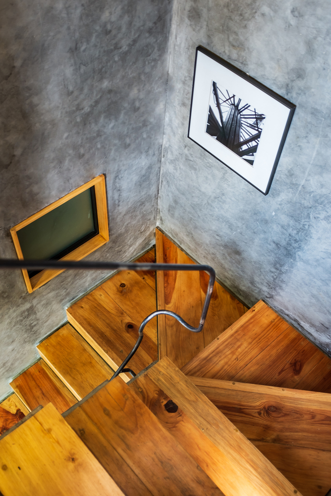 建筑的材料由这个场所的所蕴含的故事和所容纳的功能来决定――一段由过去和现在织成的织品,形成了一段微妙的演说,真实而质朴。我们选择使用木材和天然灰泥赋予建筑主要特征,让旧的木匠作坊的故事在这种氛围中延续,与墙上的深色灰泥形成对比。同时,除了让建筑体量凸显,木材的色调也被作为背景的灰泥也衬托出来成为视觉焦点。