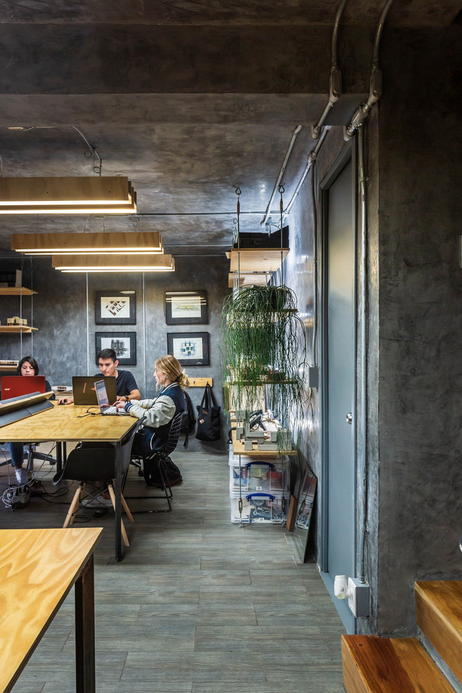 楼梯是最有趣设计点之一。因为我们选择保留它的结构,仅仅拆除了栏杆和砖石细节,清理了空间,安置了贯穿四层的钢扶手,以此强化这种透空的感觉。