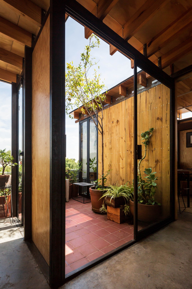 我们选了一栋小房子,它位于具有鲜明当地特点的小巷的尽端,房子里面有一个旧的木匠作坊。年久失修,加上作坊已停工,让这个小房子几乎处于废弃的状态