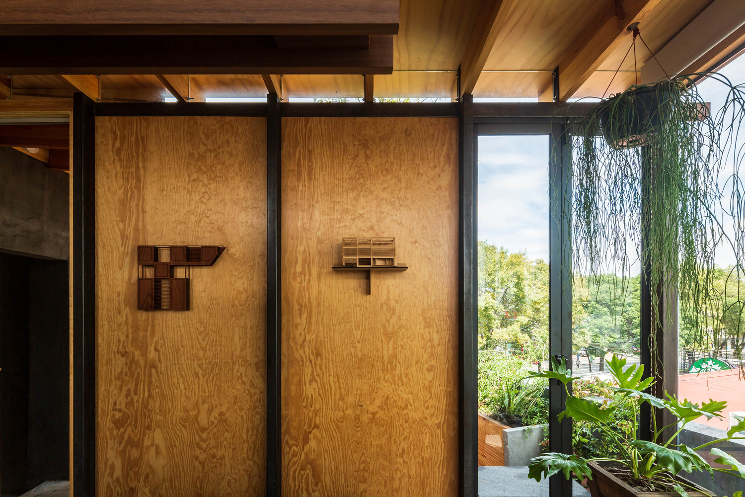 我们希望在墨西哥城的南部找到新的地点,我们总是感到我们与那里相契合,对那里有深厚的感情。那是一个与自然环境有紧密联系的地方,同时那也是一个交通便利的地方。由此我们找到了 San Diego Churubusco ――一个靠近科约阿坎区中心的社区,位于墨西哥城三条主干线之间,距离 Xicoténcatl 公园几个街区的距离。 收藏这幅画!