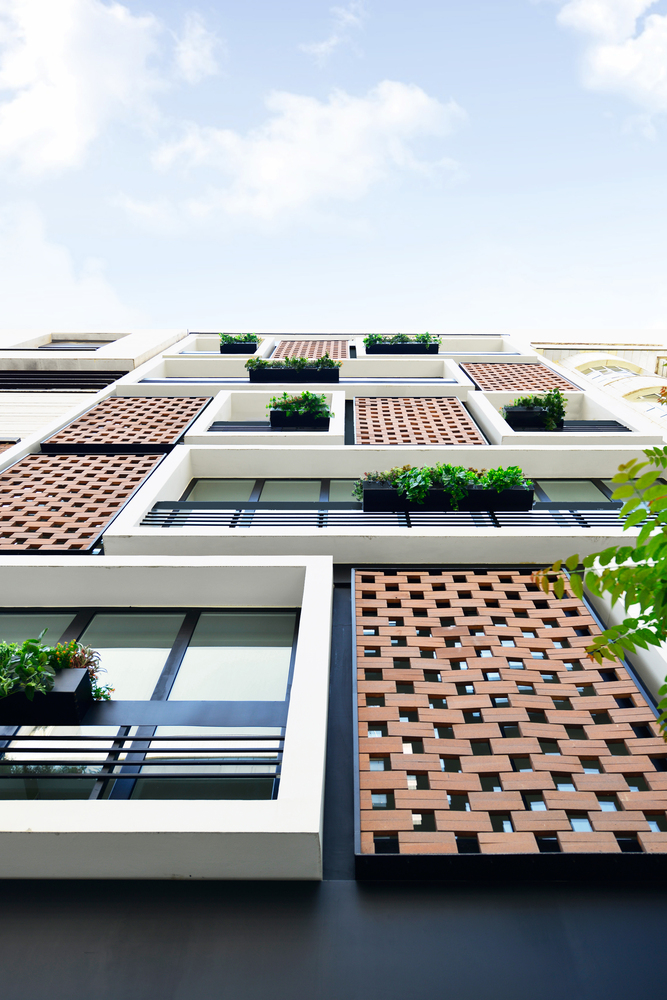 135号公寓的主要设计概念是使失去的遗产重新焕发活力,并对旧的观念作出现代的解释。 因此,在这个项目中使用了传统的建筑材料――砖。固定的砖面板和突出的模块化框架的组合创建一个现代和动态的立面。窗户前面的砖面板过滤自然光充当温度的缓冲区。