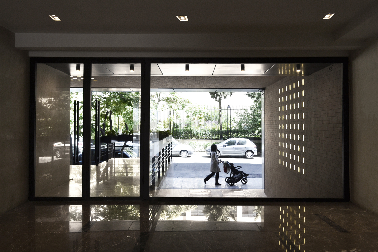 在历史上,住宅在伊朗建筑和文化中具有特殊的意义,比如等级、易读性、内向、平衡和统一,尤其是尊重家庭的隐私。在过去的一个世纪里,随着人们生活方式的改变和对新建筑的巨大需求,这些宝贵的价值大部分都发生了变化。