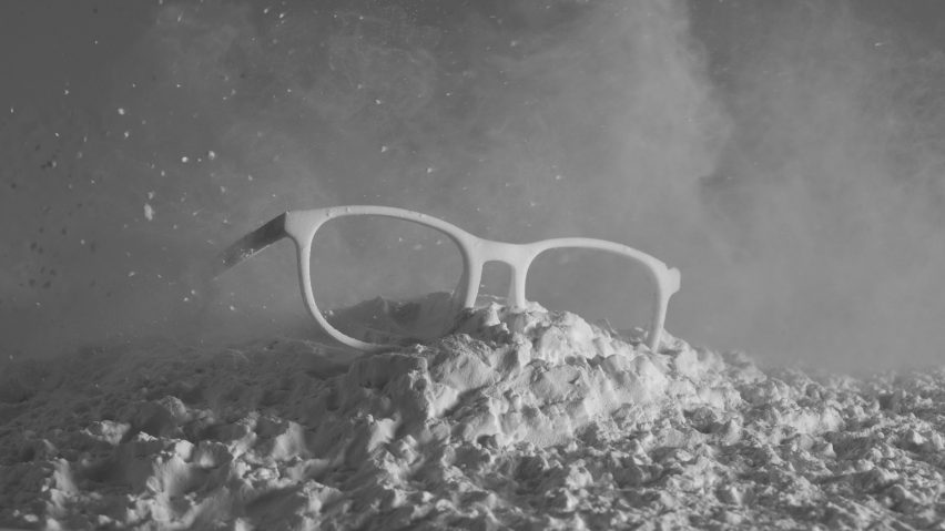 客户前往商店,通过手持式扫描仪扫描头部和脸部。该3D扫描记录各种测量值,包括瞳孔之间的距离,头部和鼻子宽度以及耳朵定位。