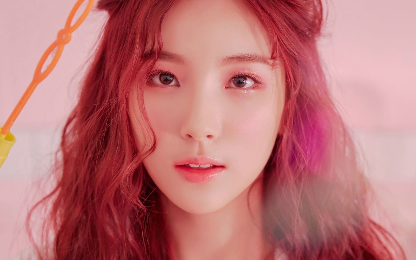 粉红泡沫中的可爱女孩封面大图