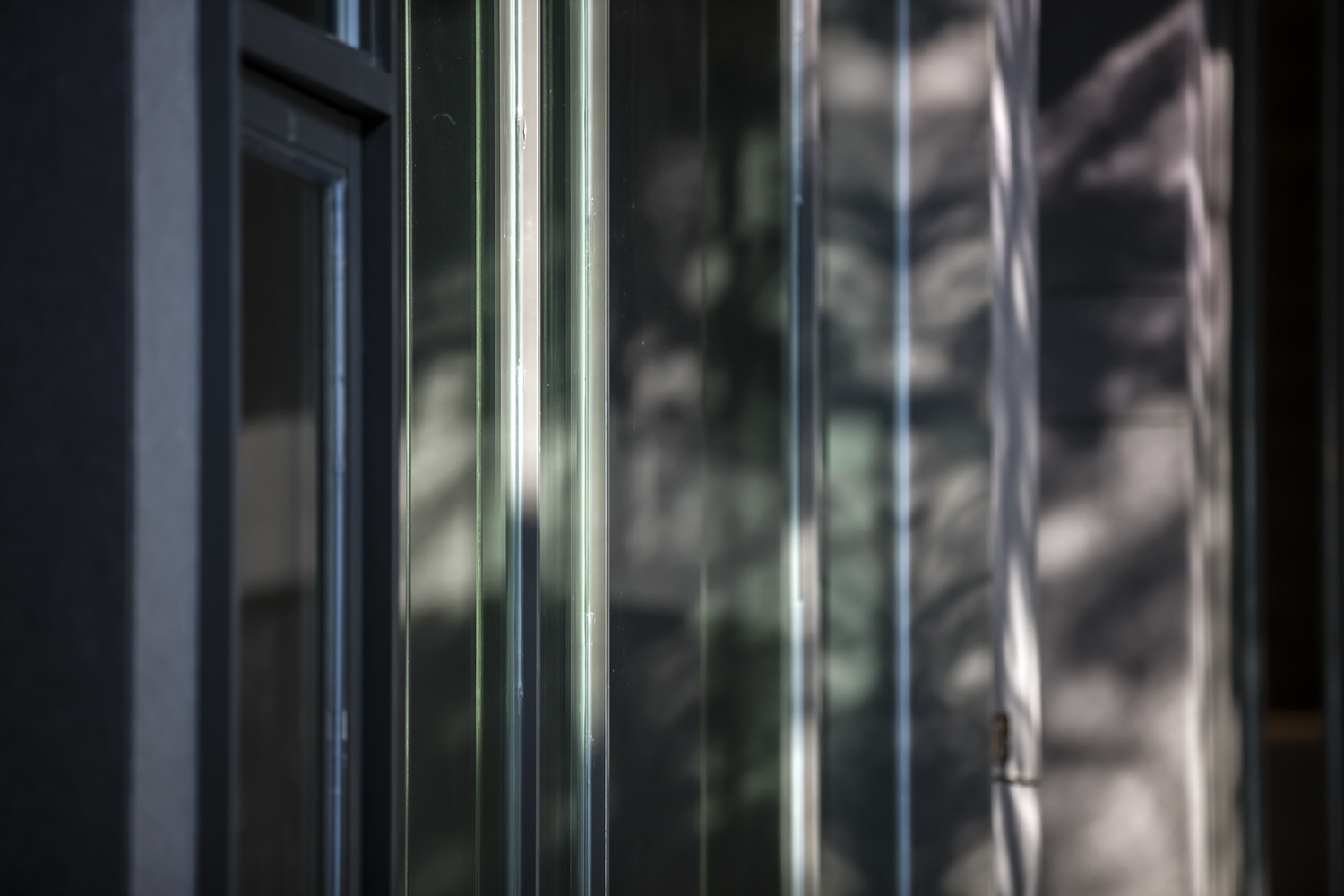 室内的天井很好的链接了上层小区的入口,让空间能具有更好的沟通方式,雨水和阳光的直接进入让空间更加的自然真实。自然空间的相互渗透,让室内空间获得了一种鲜活的风格,让室内的人能更自然的喜欢待在这里。