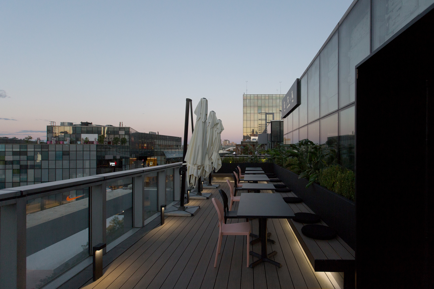 因商场限制不允许搭建二层,所以在层高8米的216┫的方盒子里怎样兼具适当的就餐空间和功能繁多的中餐厨房?我们想到用阶梯的错层方式来处理两者的兼容,即不浪费层高的优势又合理布局了室内动线。