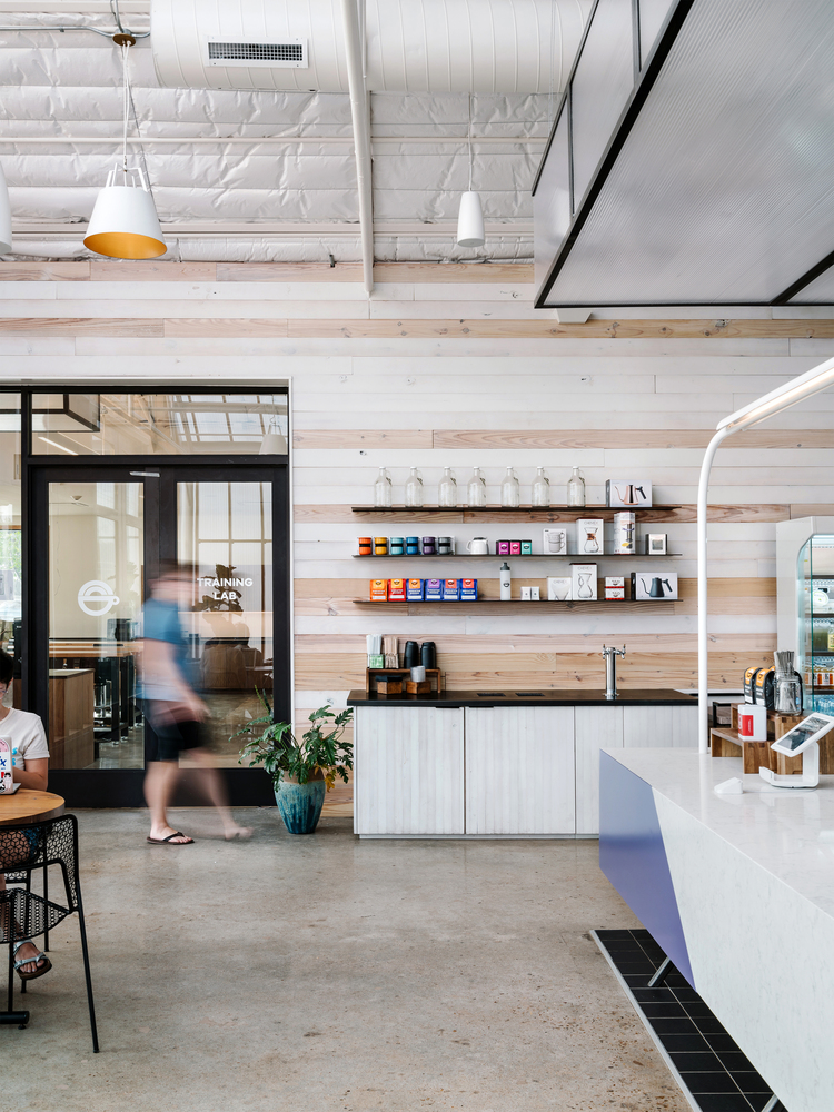 沿着北墙和天窗的半透明聚碳酸酯板可以将自然光线引进咖啡店。 中央酒吧的设计可以让顾客体验咖啡馆的任何一面。 通过将酒吧提升和分解成更小的体块,它鼓励客人和咖啡师之间的互动。