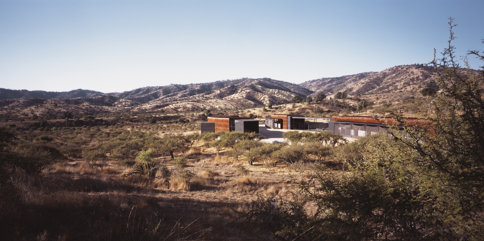 该设计不仅仅是一个常规项目,它超越了项目本身,试图将功能与可居住性联系起来,以实现由环境的物质性所决定的特别的体验。物质性决定氛围