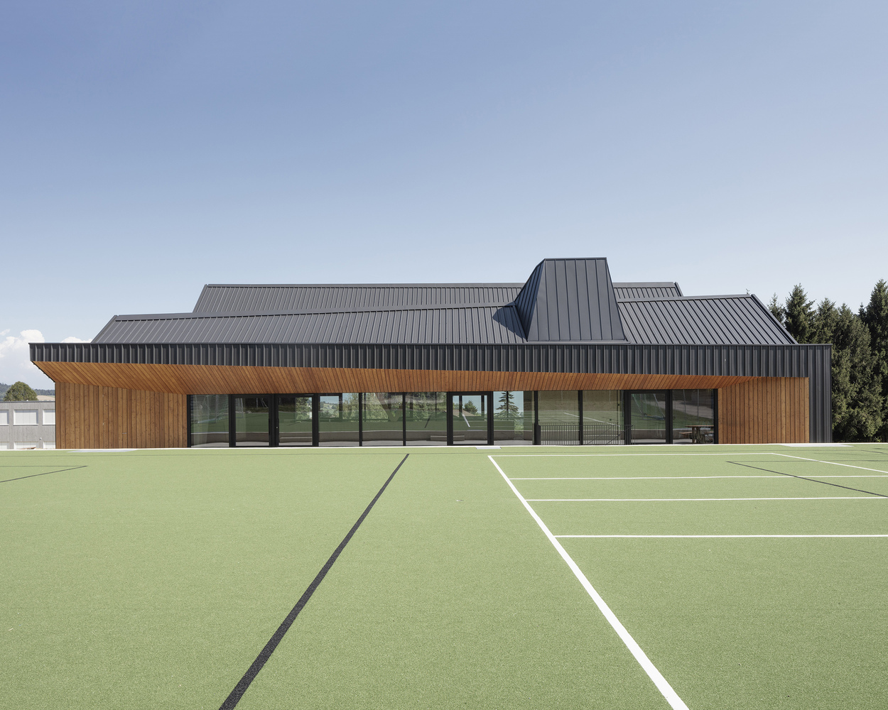 这座建筑有自己独特的历史。2016年7月4日,在开馆前一个月,它被完全烧毁。经过一段时间的恢复和悼念之后,重建过程提供了一个重新审视和进一步完善建设每一个细节的机会。这场建筑经历的灾难以及重生,为一本即将出版的书和一个摄影项目提供了主题