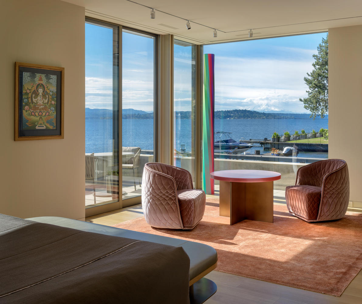 乐于同其他收藏家和艺术家分享他们的艺术的奉献精神促使这对夫妇为整个家赋予灵活性,包括可以封闭私人区域的滑动面板,同时强调中央艺术走廊,让客人可以在聚会期间逗留。住宅的主要楼层主要包括家庭和客人的空间,而卧室和小型生活空间位于楼上。