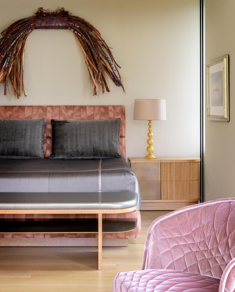 这些广阔的视野和邻近华盛顿湖使得房子感觉就像一艘漂浮在水面上的船屋。客户对该房子的位置提出要求,以便为最近的邻居保留一条可以望到华盛顿湖的景观通道。由此在与之垂直的方向上创造了一个室外房间,包括一个带有淋浴和兰花温室的小屋,一个有盖的木制披萨烤箱和露天烹饪空间,以及一个花园,其中种植的蔬菜和花卉植物都使景观生动。屋顶设有景天属植物和屋顶太阳能电池板,以满足客户对环境的关切。