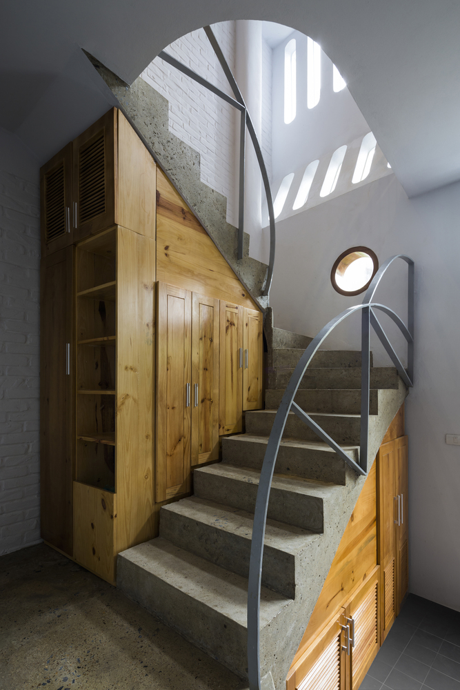 立面设计有许多椭圆形的洞,既能自然照明,又能保证房屋的安全。而不需要像该地区的其他房屋一样在窗户上使用钢筋。它还从内部模糊了外部混乱的城市景观,并使内部空间与外面活泼的小巷空间之间保持着柔和的连接。