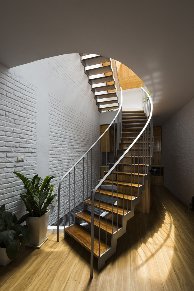 在河内,人们喜欢在炎热的夏天打开窗户让凉爽的东南风进入。屋顶空间的设计使后屋顶部分比前部低得多,这使得风和光能够到达房屋内部的深处。安装两个窗户作为顶灯,能够控制房子里的风。主楼梯和走廊集中在后部,使空间具有从下层空间到祭坛室的流动性。第一层和第三层的卧室可以通过窗帘灵活地打开或关闭,从而区隔公共空间,这使得房屋尽管占地面积有限,但仍能感觉到开敞