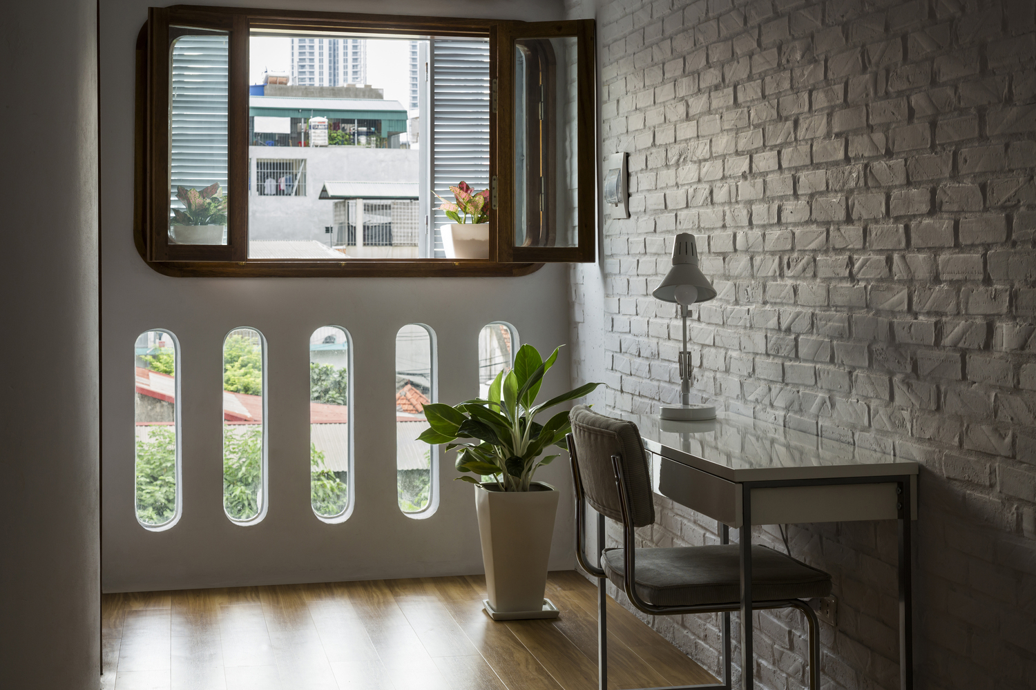 房子的空间被设计成一个连续的大房间,并且引入了非常有限的内墙。这些曲线墙和楼梯优化了不规则场地空间的约束,并建立了多样化的空间,同时增添了一丝柔和。