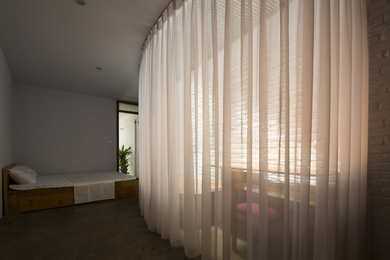 与此同时,在典型的管式房屋,即近几十年来流行的房屋类型中,祭坛空间通常位于房屋的最高层,难以进入并且通常与公共空间分开。我们尝试设计一个依然庄严但更容易进入的祭坛空间,使其尽可能地与家庭日常活动联系紧密。让祭坛周围环绕着自然光线,风和绿色植物。