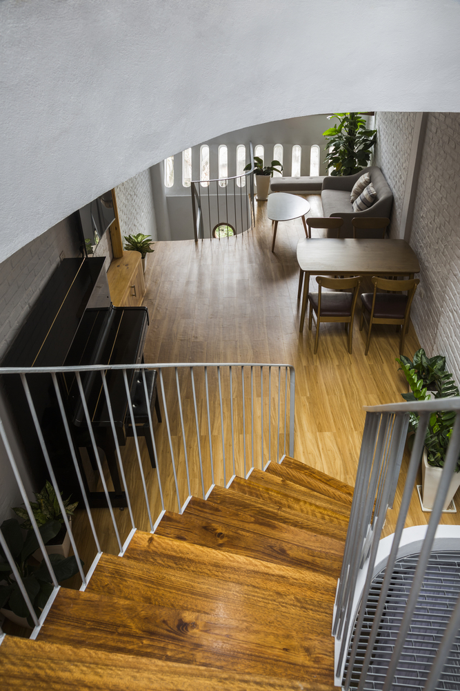 我们在这个项目中面临的另一个挑战是,我们试图通过重新质疑房子中每个房间的功能,来重新定义越南常见的管式房屋的生活方式。在越南文化中,祭坛空间是一个非常重要和庄严的地方。几乎所有的传统房屋都是单层房屋,有三到五条网格线,祭坛被放置在中跨,靠近起居室之类主要活动区的正式空间中。