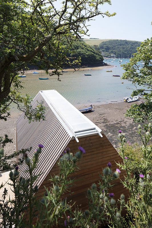 这个充满挑战性的要求需要将一个现代且精密的基础设施谨慎地嵌入 Yealm 河(位于德文郡)边缘陡峭的河口。这一区域位于自然风景保护区内,有着千年的英国海事历史,它受到高度保护,没有各种利益相关方的允许任何构筑都不能在河边建造。