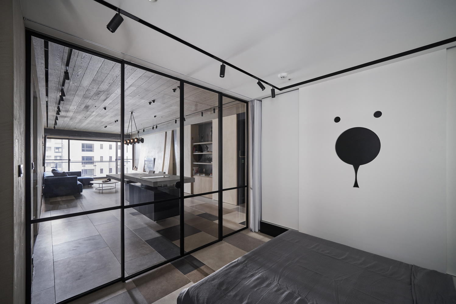 走入卧房私领域,细致黑色铁窗,框架出空间时尚俐落的轮廓,也界定出了内外意境的层层景致;辅圆弧铁花,让新艺术的语汇蔓延着