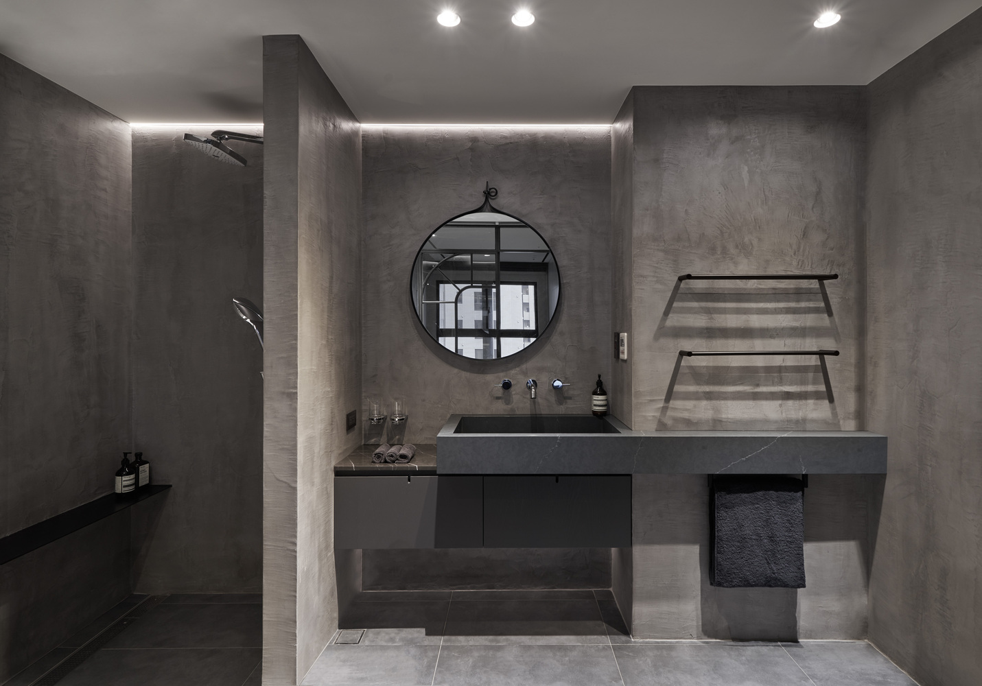 更轻量化量体的沉重性,采沟缝脱开或不落地设计,为居家带来轻盈感受;佐以曲度线条,柔和空间表情,同时解决狭长屋型的局促感,圆润了生活感受