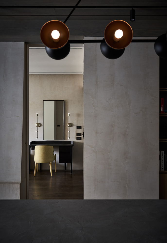 擅以量体的切割、几何雕塑的手法,低彩度灰色调,让身体于居家感受到一种舒适且隽永的设计感;