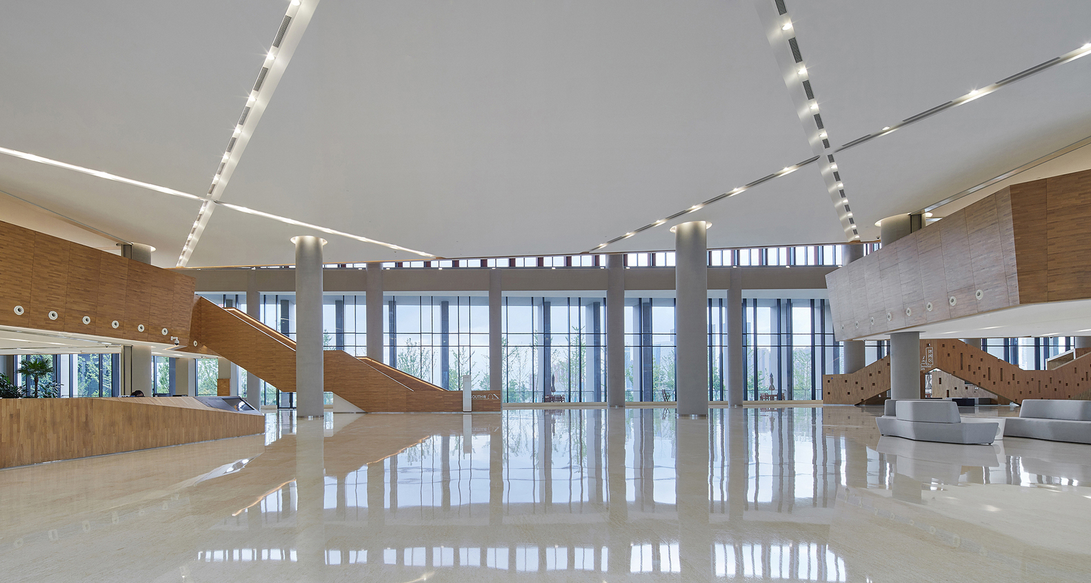 这些近人尺度的建筑构件将展示和交流融合在一起,也将大堂、中庭的开放和私密进行了重组和划分,它既丰富了中庭空间的主体层次,又在近人的多重维度上强调了空间的韵律和构成母题。