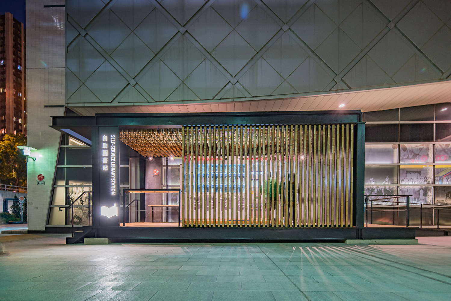 室内设计延续了可持续发展的理念:使用回收塑料制成的地板和可持续认证的木材。在方案设计初期就已在自助图书机旁设置不同高度的台面供不同年龄及需要的读者短读,以达到以人为本并照顾不同的使用者的需要。