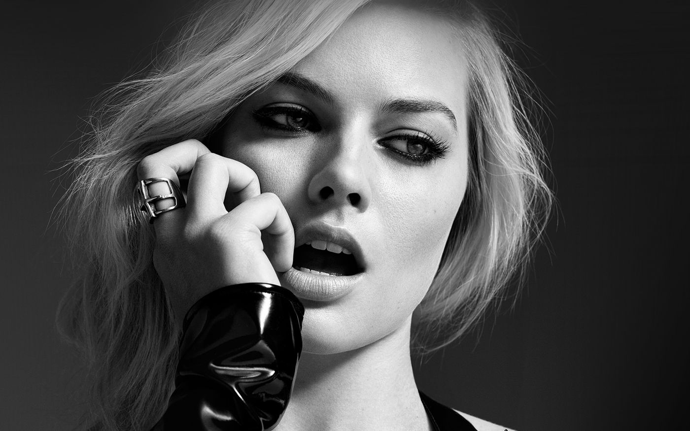 高清晰咬手指的玛格特・罗比黑白壁纸图片
