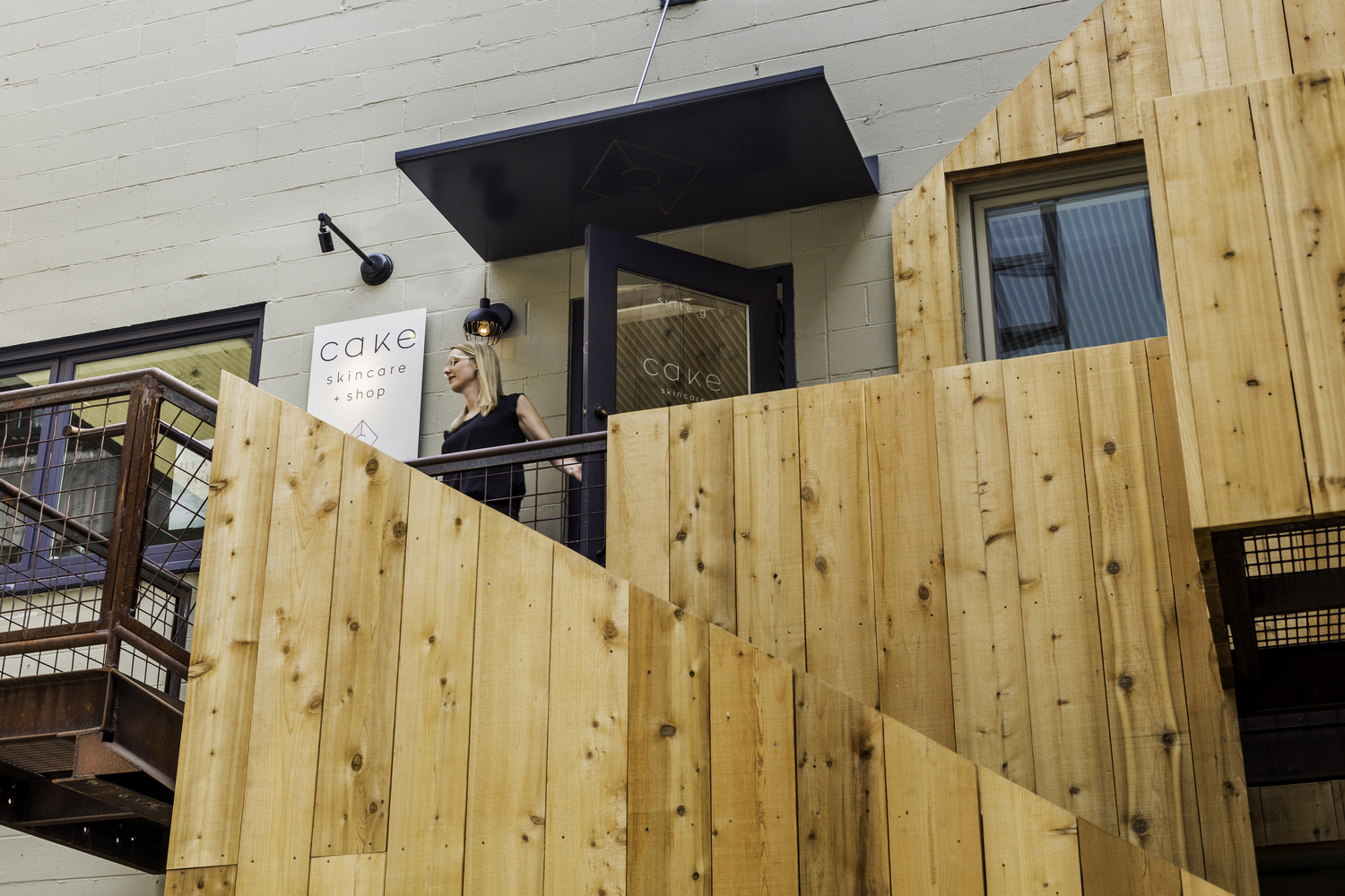 从最有利的角度来看,小屋的形状是难以辨认的――这是一件令人回味的扭曲的分层木板雕塑。但从一个精确的有利位置,雪松木板瞬间重新组装,山墙小屋的轮廓显现出来。