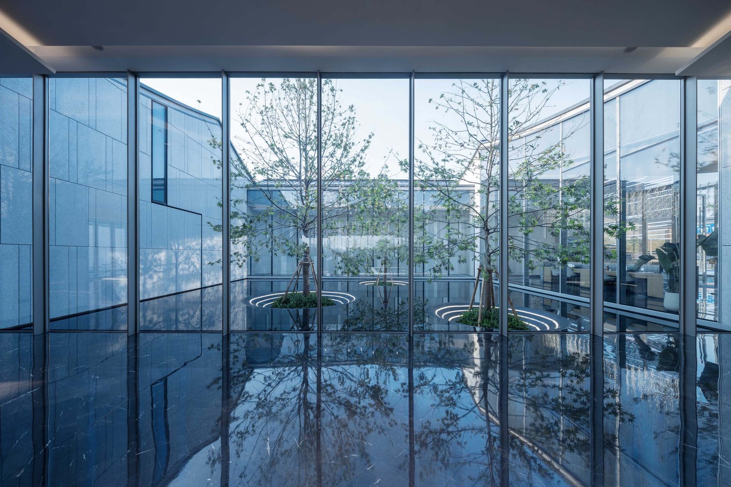 当我们游览园林时,时常流连于园中曲折回环、亦实亦虚的景观。在体验馆设计中,这种造园手法被运用在建筑空间内,意在营造一种虚实相间的空间序列。诸如在沿湖的转角处采用的玻璃材质,与白墙黛瓦的江南建筑元素,形成虚与实,现代与古朴,室内与室外融合相间的形式