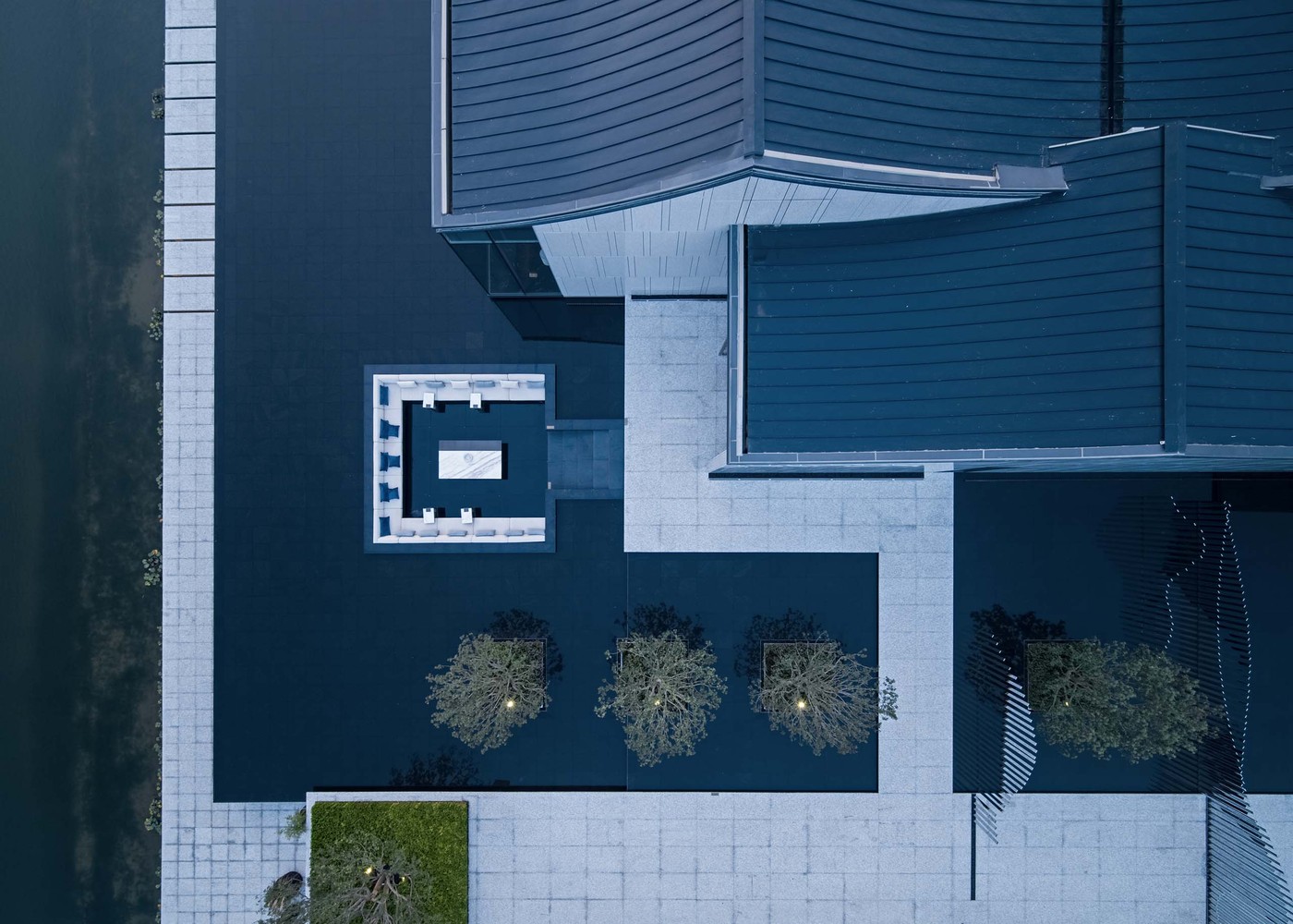 传统院落中的天井,强调精神性与归属感。建筑同样在空间设计回应了这一观念,整体上如一处围合的宅院,其内部功能组织围绕着天井式中庭组成