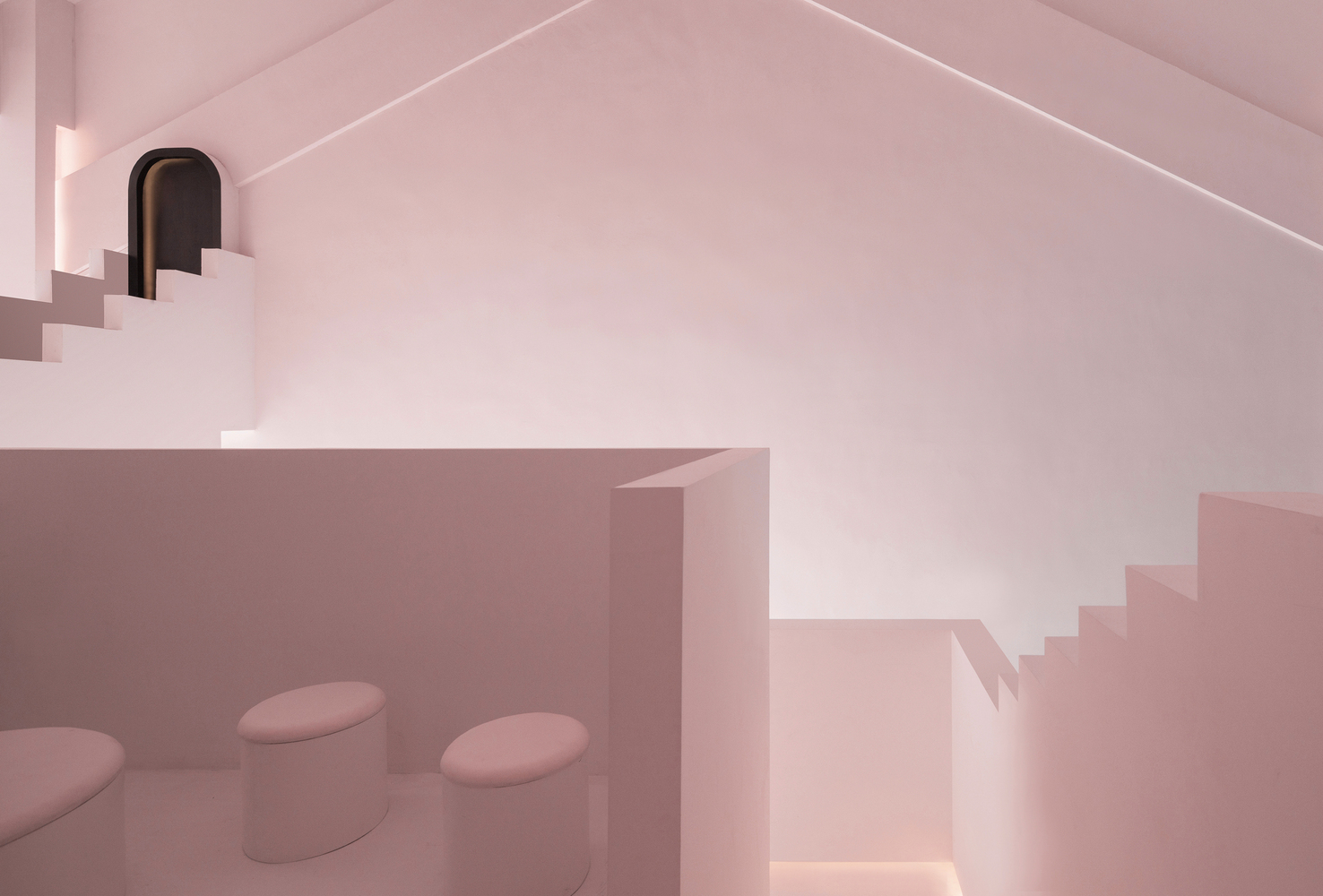 在另一个森绿色主题的房间中,反重力的楼梯通往金色的门扇,门后或许是一条通往另一处秘密森林小路――你永远不知道下一扇门后有何惊喜。