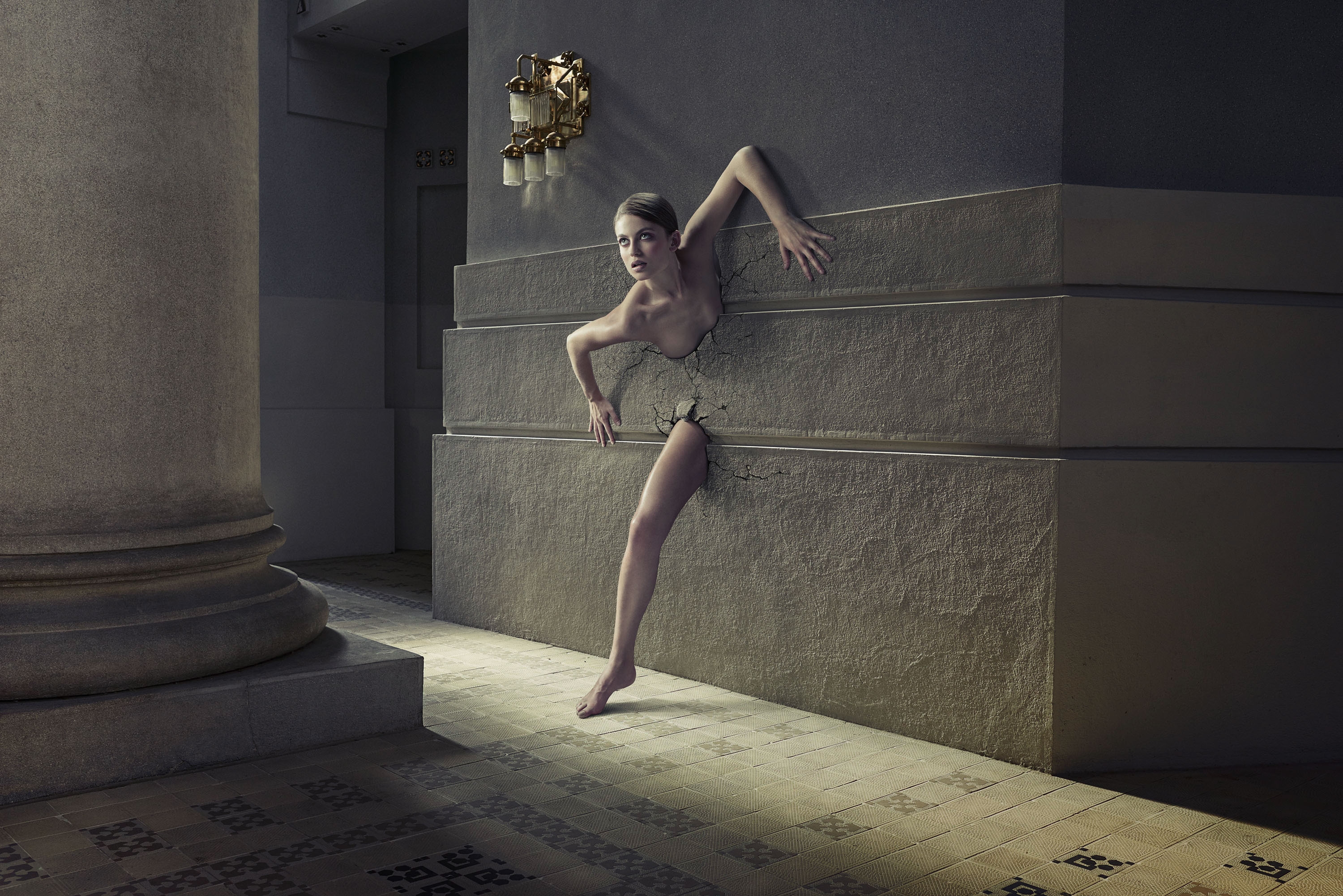 The Wall-破墙而出的女人图片