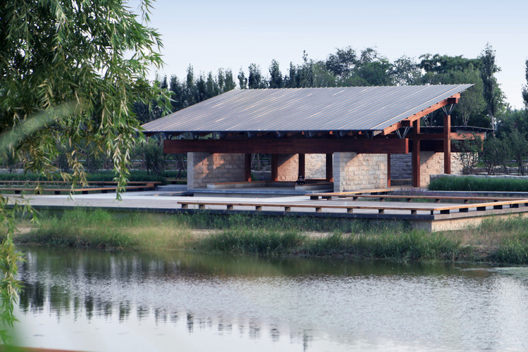 压得很低的梁不仅给身体带来一种紧迫感,同时也先于屋面限定了“内”与“外”。微微高过头顶的大梁贯穿建筑始终。站在梁后,眼前是梁与地面限定而成的画框,向前漫步会完成在梁下的穿越。这是梁亭中最为独特的仪式,是建筑构件与身体之间的美妙互动。