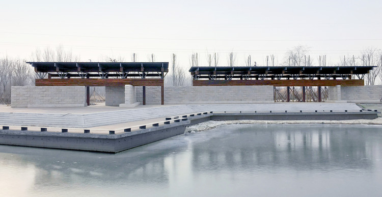 设计方案的灵感来自于斗拱对于力的传递。梁顶上和柱头上的倒金字塔结构由方钢管焊接而成,四面通透,将屋顶的重量向下传递。厚重的屋顶结构支撑在这一根根细小的钢管上,并沿着钢管的方向将重量汇聚至梁上的一点。它们让屋面与支撑结构脱开,让框架的搭接更加清晰。