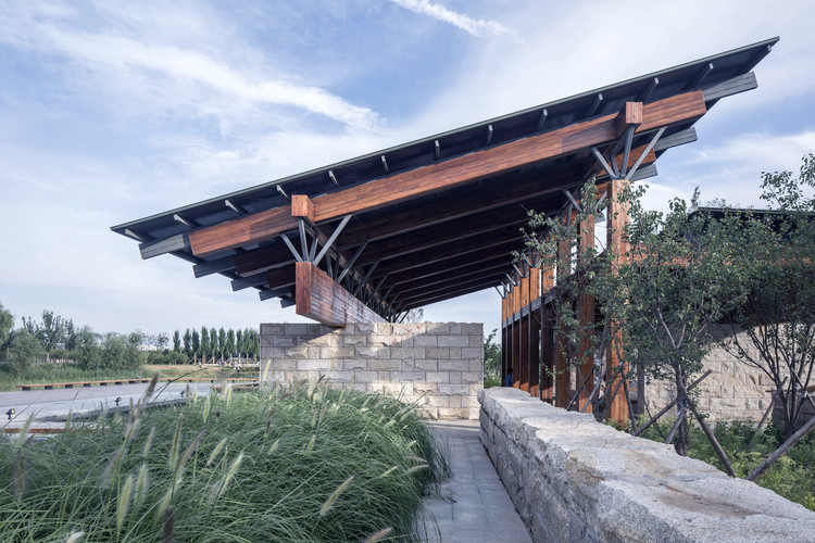 挑高与跨度之间的悬殊比例让梁的看上去似乎跨得更远。梁在外侧的出挑将近4米,巨大的出挑一方面强化了梁的受力视觉表达,另一方面模糊了建筑的内外关系,让墙的内外两面都给人提供庇护。