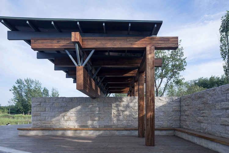 我们意图在设计中让梁成为屋架受力的核心表达。经过夸张后的大梁有1米高,跨越整个12米的面宽,但离地面只有不到2.3米高,几乎触手可及。