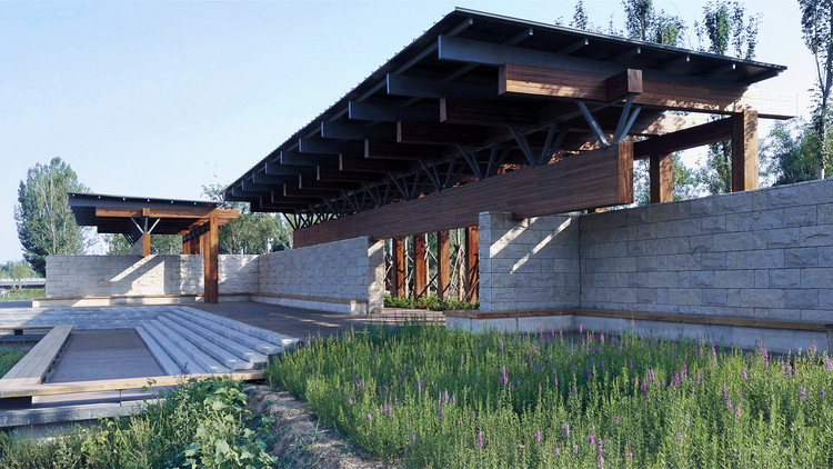 建筑分为两层,下层砌块墙提供边界,促成空间开合,上层的构架支撑屋面,得以遮阳挡雨。我们意图让下层的砌体扮演双重角色,既围合空间、塑造场地,同时又通过梁的搭接承载上层屋架的重量。在传统中国建筑中,大梁是整座建筑中最重要的一根构件。大梁的尺寸决定了房屋的跨度,屋架的重量集中到这根构件上,梁的跨度及高度是建筑规模的表达。