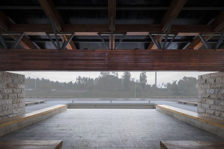 森佩尔在著作中将建造技艺分为两种基本类型,the tectonics of the frame 和 the stereotornics of the earthwork。 前一种可以理解为木头之间的搭接形成的框架,后一种是砖石重复砌筑中形成体块和体量。这两组临水亭榭就是通过梁这个构件,将两种技艺上下叠合形成的