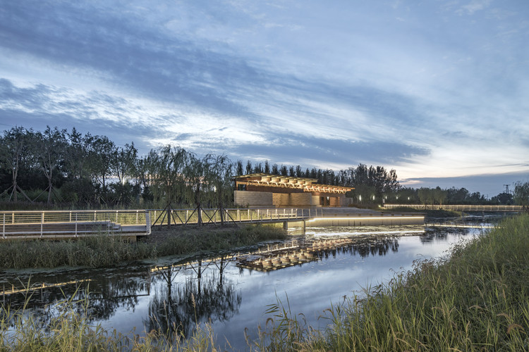 梁亭是便是我们在古洋河公园里设计的两组临水亭榭。亭在这里是我们介入自然的一种方式,它提供了新的观看角度和体验方式,正是在这一过程中我们创造了风景。