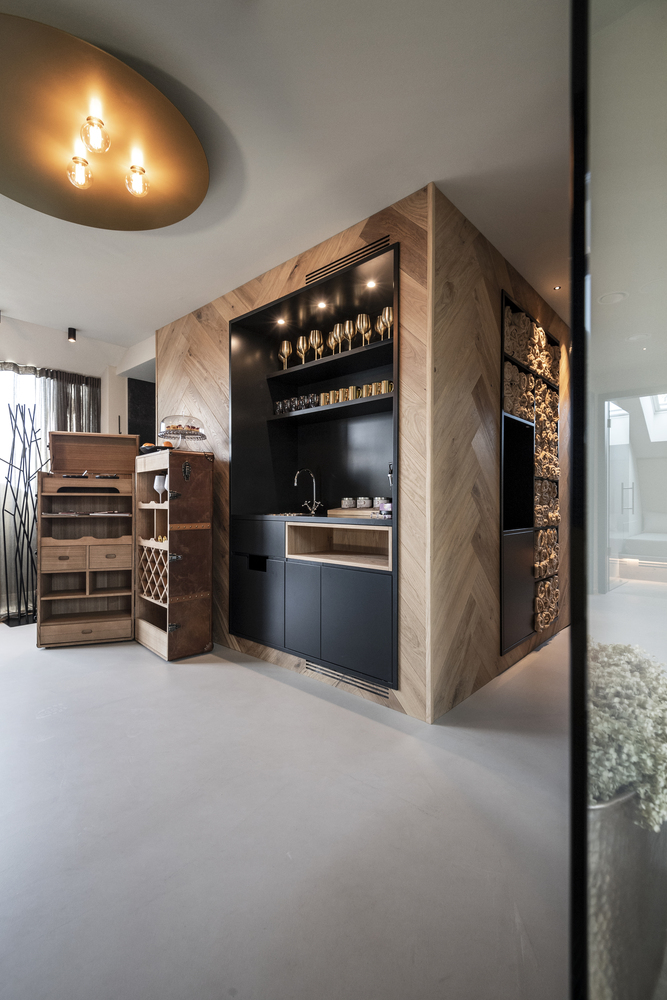 泳池上近六米长的圆杆塑造的弧线、透明度与柔和倒影,创造出类似雕塑的形态漫入建筑中。人们从后方进入时,泳池覆盖着青铜色的圆形外壳,它逐渐消解为半圆形的杆结构,最后一直到天空下方;金属与水在此相互作用转化成为无限的自由。这种柔和的淡出方式消解了圆柱形外壳并让人们在眺望远景时产生漂浮感。这种几乎如雕塑般的杆结构实际上是对反复出现的拱及菱形图案的转译,通过近距离观察可以看见弯曲的圆杆在交叉时形成菱形图案。这或许是一段在进门前就可以预料的建筑漫游之旅的顶峰。